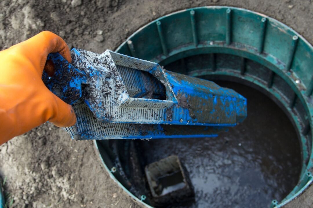How to clean septic tank without pumping